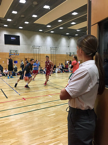 Sanitäterin beim Streetball